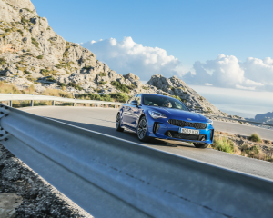 Kia Stinger blue dynamic  (16)